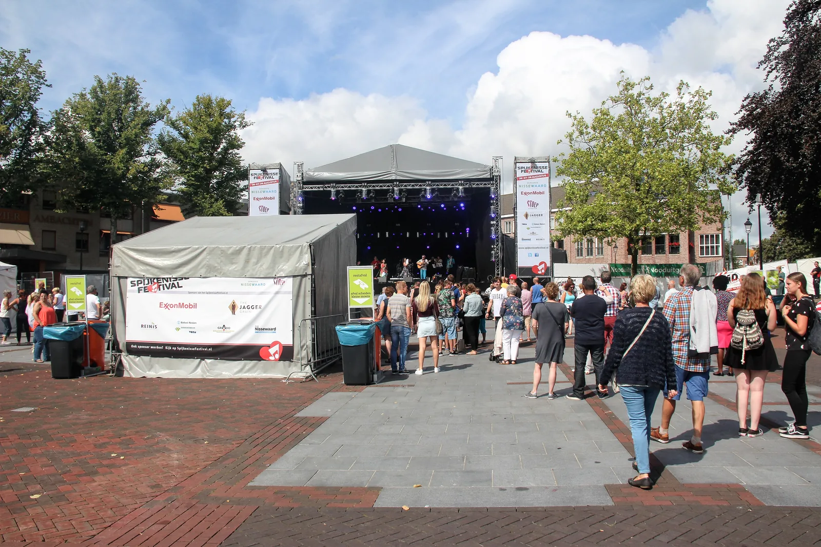 Koningsdag-festivals: van pleinfeest tot groot podium Koningsdag-festivals: van pleinfeest tot groot podium