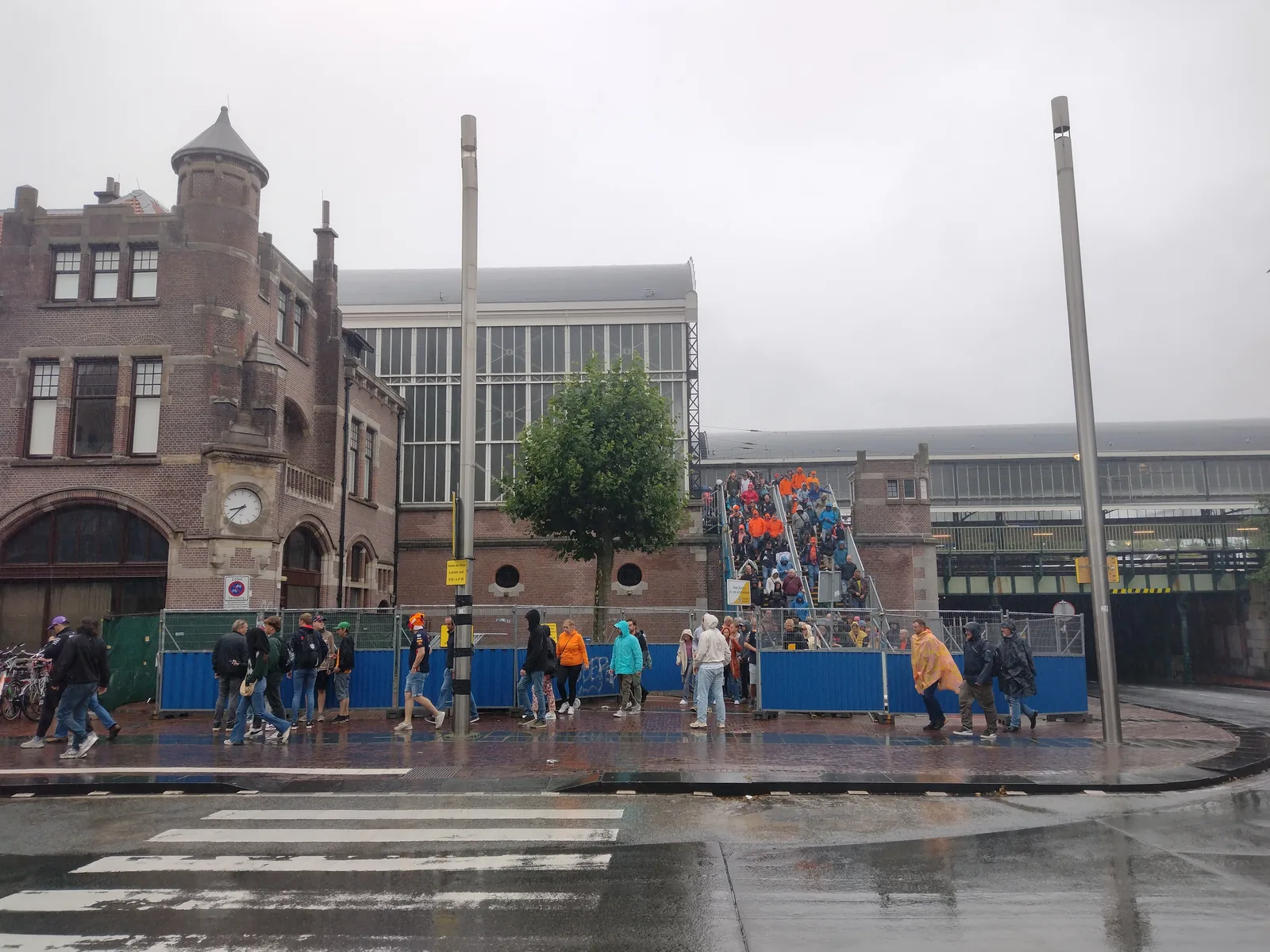 Reizen op Koningsdag: zo kom je met het OV door de drukte Reizen op Koningsdag: zo kom je met het OV door de drukte